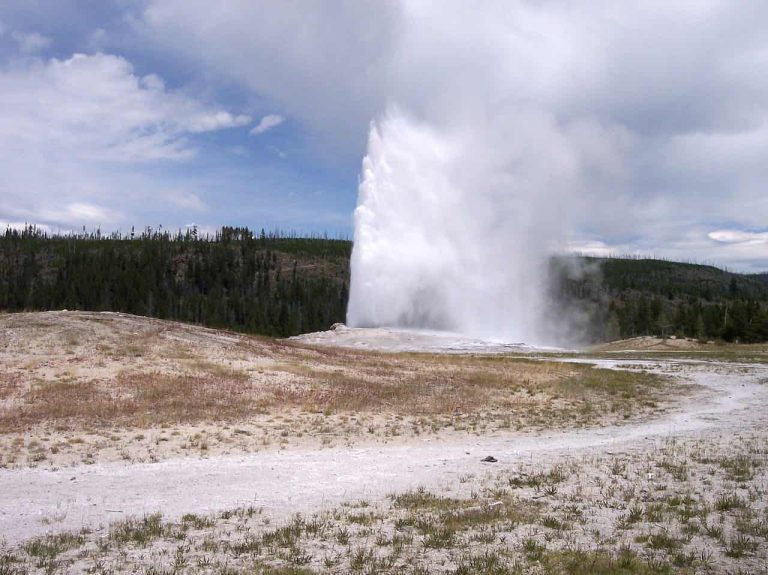 Old_Faithful_Geyser_Yellowstone_National_Park