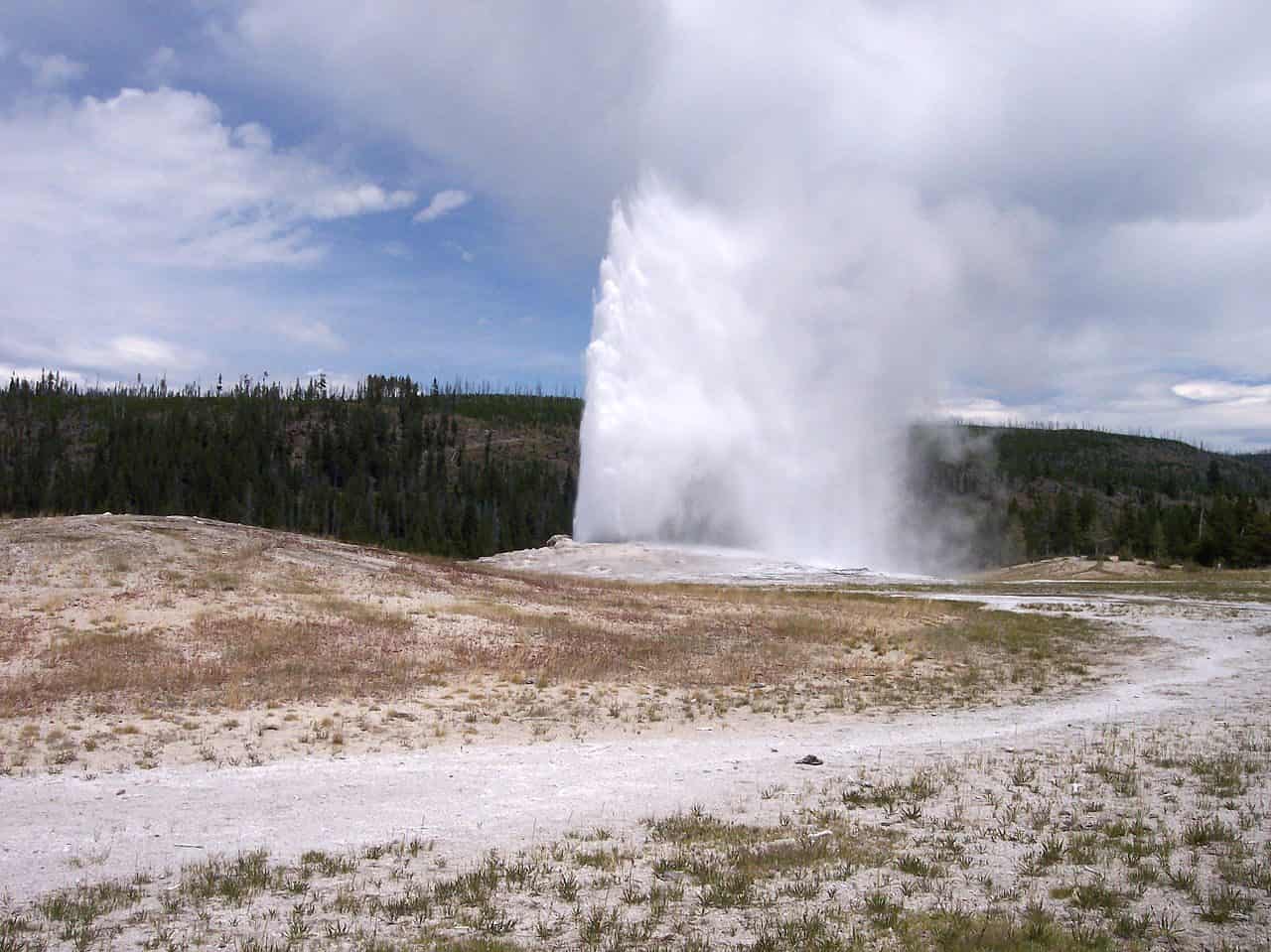 Old_Faithful_Geyser_Yellowstone_National_Park