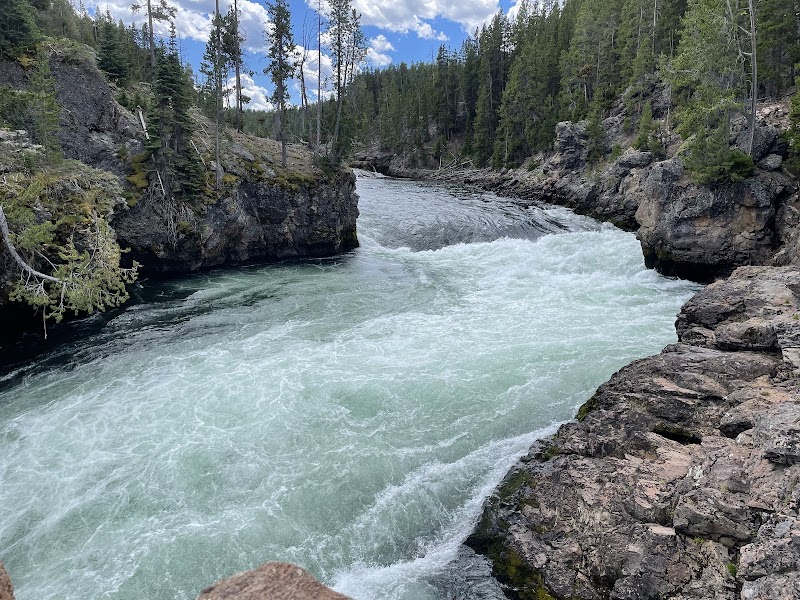 Artist Point in Yellowstone National Park overlooks a jagged gorge along a turquoise river.