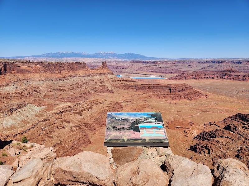 Dead Horse Point Overlook in Canyonlands National Park offers sweeping redrock canyons beneath a clear blue sky.