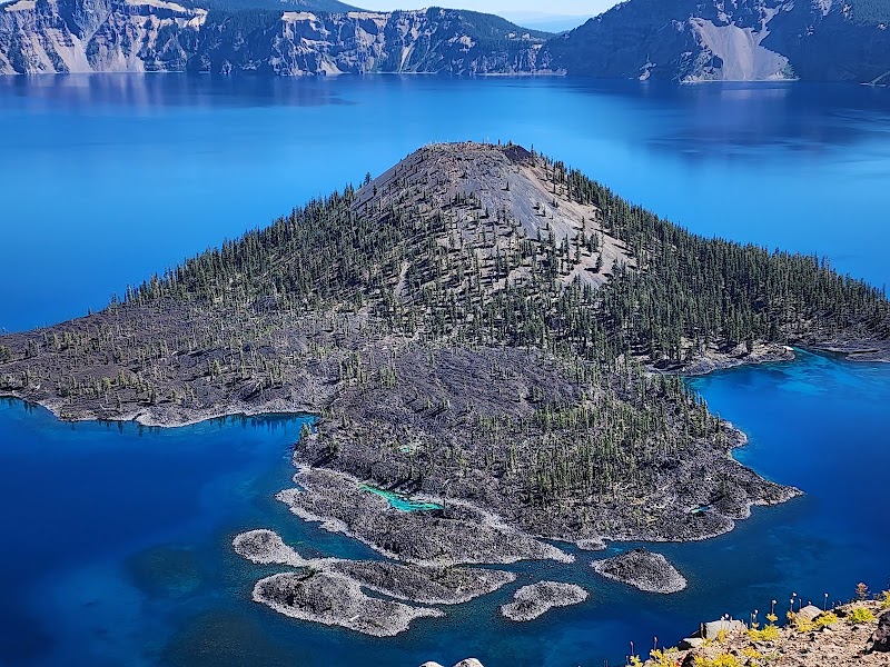 Watchman Peak Trailhead overlooks Crater Lake in Crater Lake National Park.