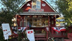 Red concession stand in Bryce Canyon National Park offering burgers and BBQ along the rim area.