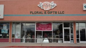 Carlsbad Caverns National Park gift shop exterior with a floral sign, housing floral & gifts near the park's visitor area.