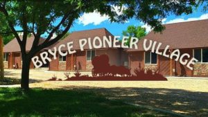 Lodge-building exterior in Bryce Canyon National Park with a curved sign in front.