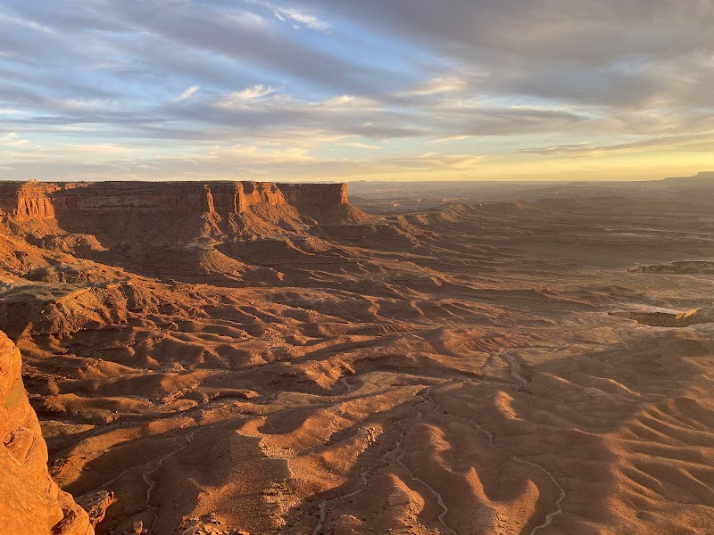 Green River Overlook at Canyonlands National Park offers dramatic sunset views over the Green River canyon.