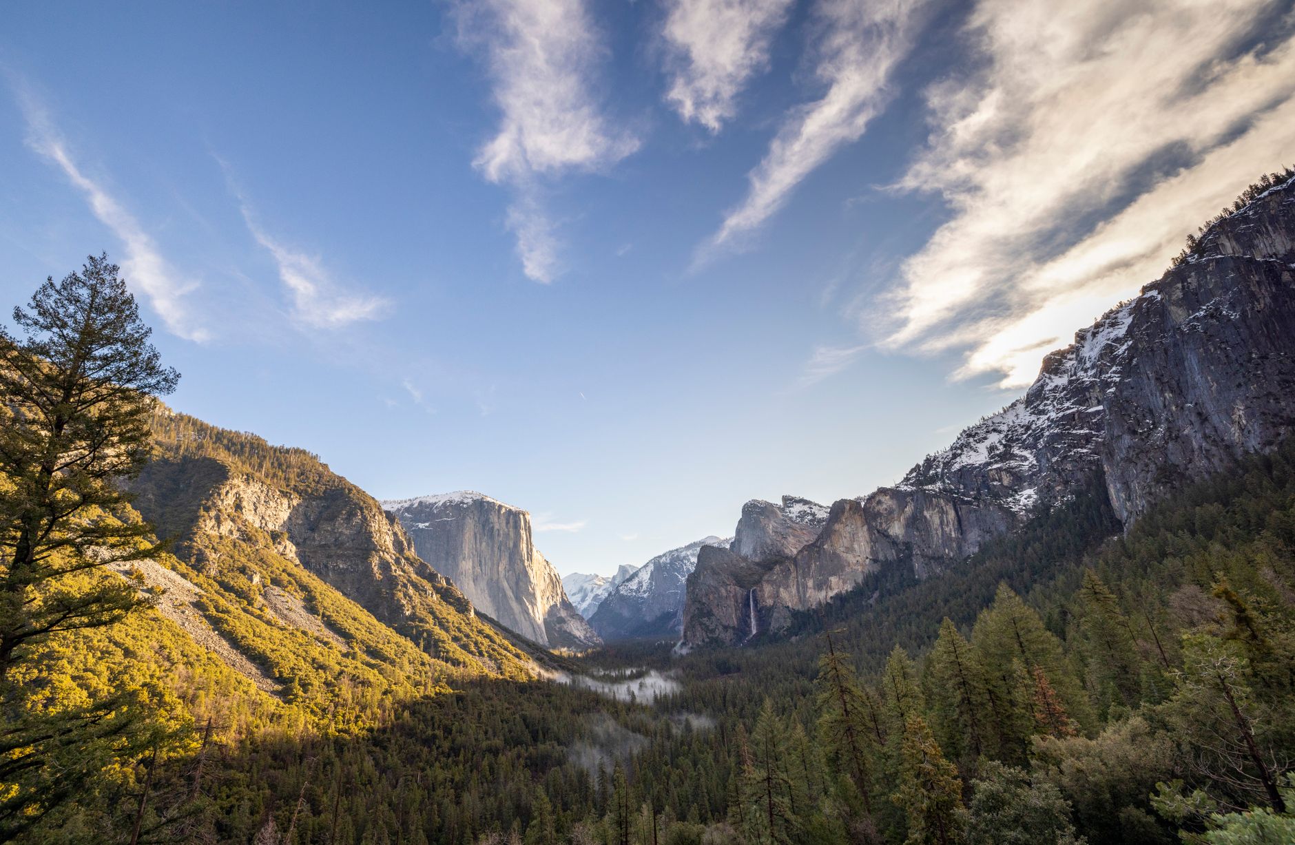 Stunning sunrise over Yosemite Valley showcasing El Capitan and surrounding mountains.