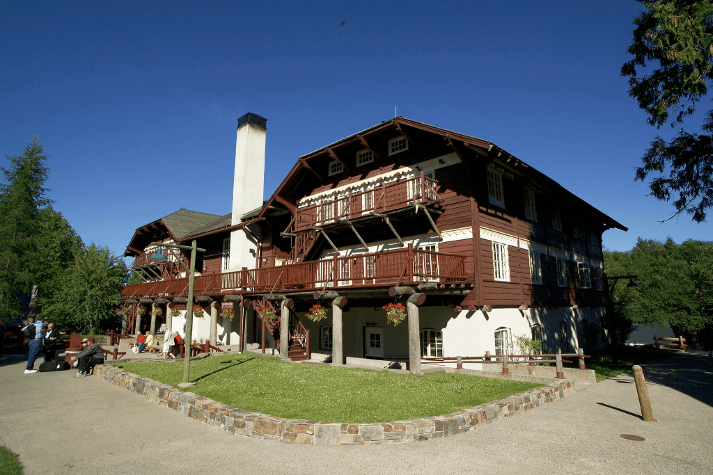 <a href=https://yournpguide.com/lodging/lake-mcdonald-lodge/ class=npd-auto-link title=